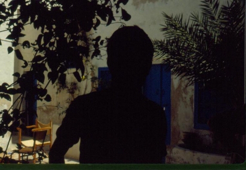 Portrait à contre jour dans cour de maison, Djerba, Tunisie